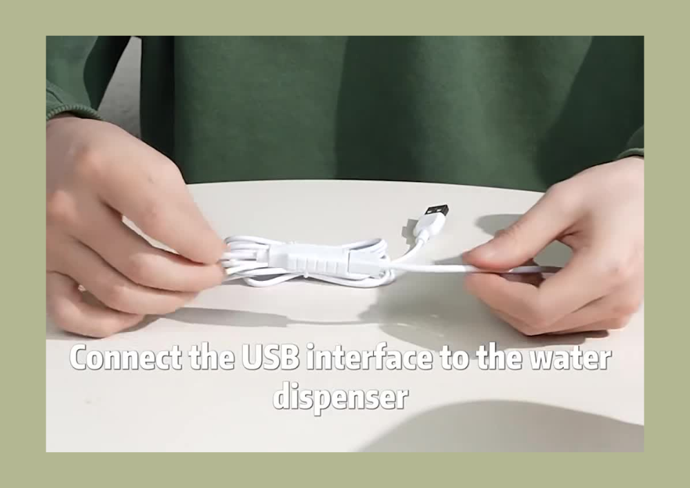 Charger la vidéo : Brancher le câble USB au port du distributeur d’eauConnectez l’adaptateur d’alimentation à une prise électriqueDeux méthodes de fixations sont disponibles : ventouses ou adhésif 3M.Déclenchement automatique de l’écoulement de l’eau à l’approche des animaux.
